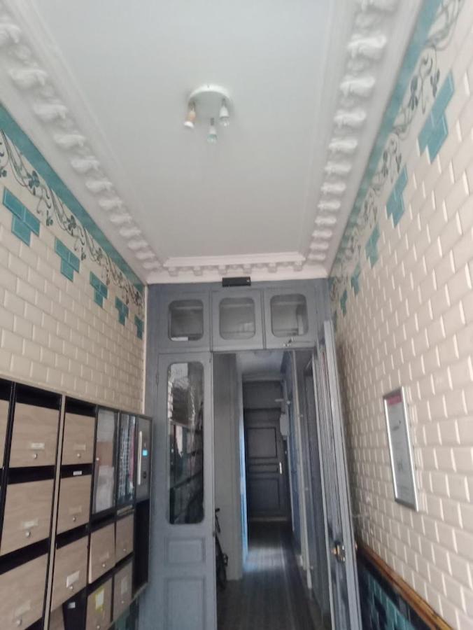 Petite Maison Avec Cour Dans Les Beaux Quartiers-Vous Faites Le Menage- Very Good Prices For T-H-E Location But You Have To Clea-N Th-E Flat Apartment Paris Bagian luar foto