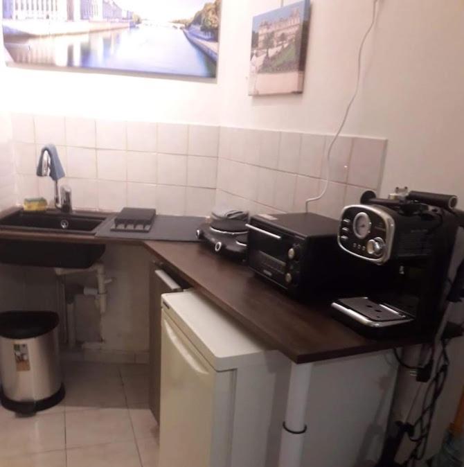 Petite Maison Avec Cour Dans Les Beaux Quartiers-Vous Faites Le Menage- Very Good Prices For T-H-E Location But You Have To Clea-N Th-E Flat Apartment Paris Bagian luar foto