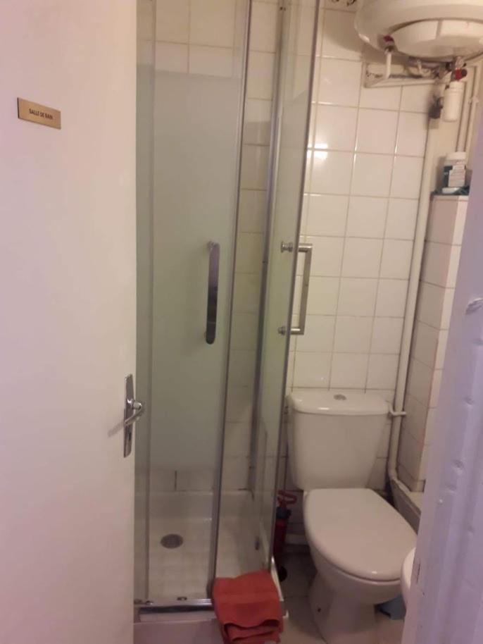 Petite Maison Avec Cour Dans Les Beaux Quartiers-Vous Faites Le Menage- Very Good Prices For T-H-E Location But You Have To Clea-N Th-E Flat Apartment Paris Bagian luar foto